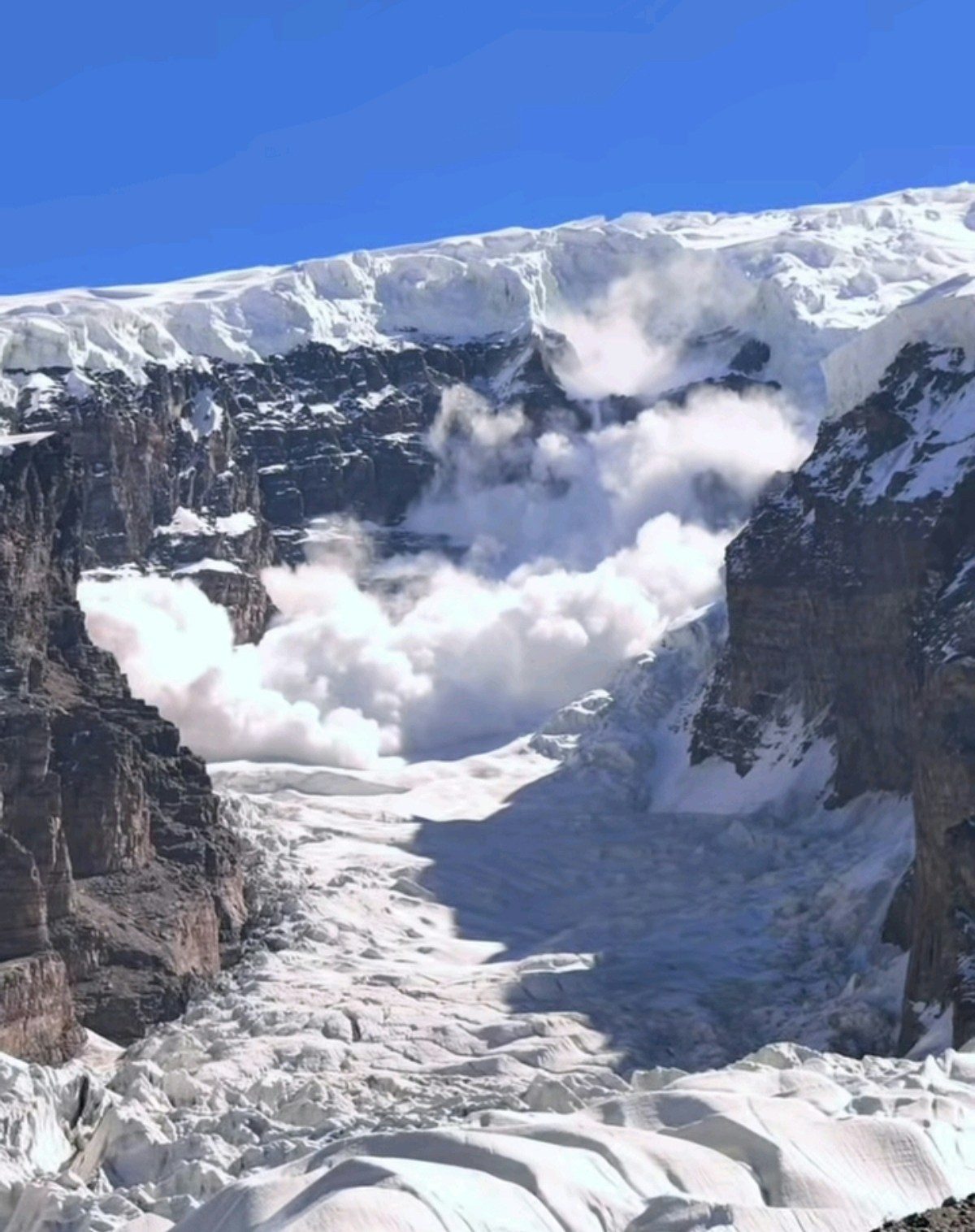 7000米雪山3死2失踪 新疆慕士塔格峰连续山难 藏向导证买卖黑幕 3 慕士塔格峰主峰海拔7546米,峰頂終年被冰雪覆蓋。今次發生雪崩的2號冰川屬於未對外開放的高危區域,冰川活動風險較高。(抖音截圖)