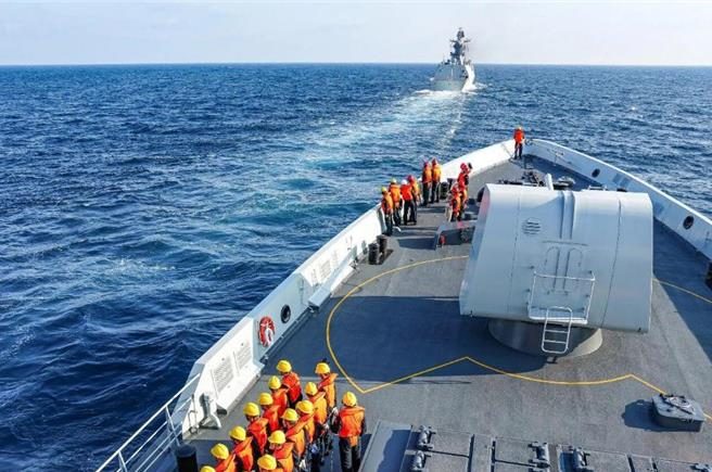 寧德艦最新訓練畫面曝光共軍東部戰區強化海軍編隊協同與應急處置。圖為寧德艦補給訓練。（大陸央視）