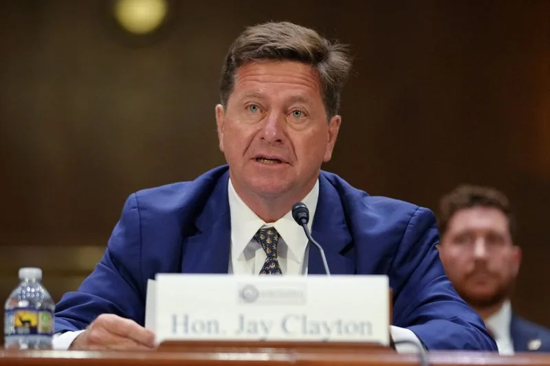 美国国家情报总监克雷顿坐在麦克风前讲话,面前的名牌写着“Hon. Jay Clayton”