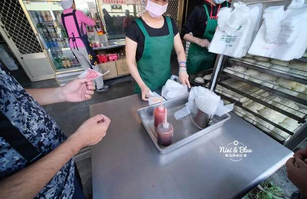 台中司机爱店下午也排队!大肚手工肉包 尤其蛋黄款最抢手 6 ▲▼台中大肚品香手工肉包蛋黃肉包、鮮肉包與蔥花捲。(圖/《Nini and blue 玩樂食記》授權提供)