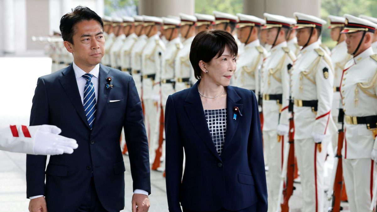日本首相高市早苗(右)和防卫大臣小泉进次郎(左)9月2日在东京检阅仪仗队