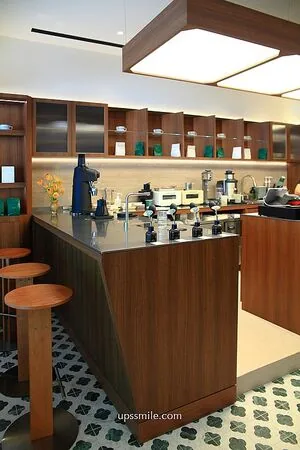 ▲▼Caffè Fortuna走木質調風格，也是寵物友善咖啡廳。（圖／《UPSSMILE向上的微笑萍子》授權提供）