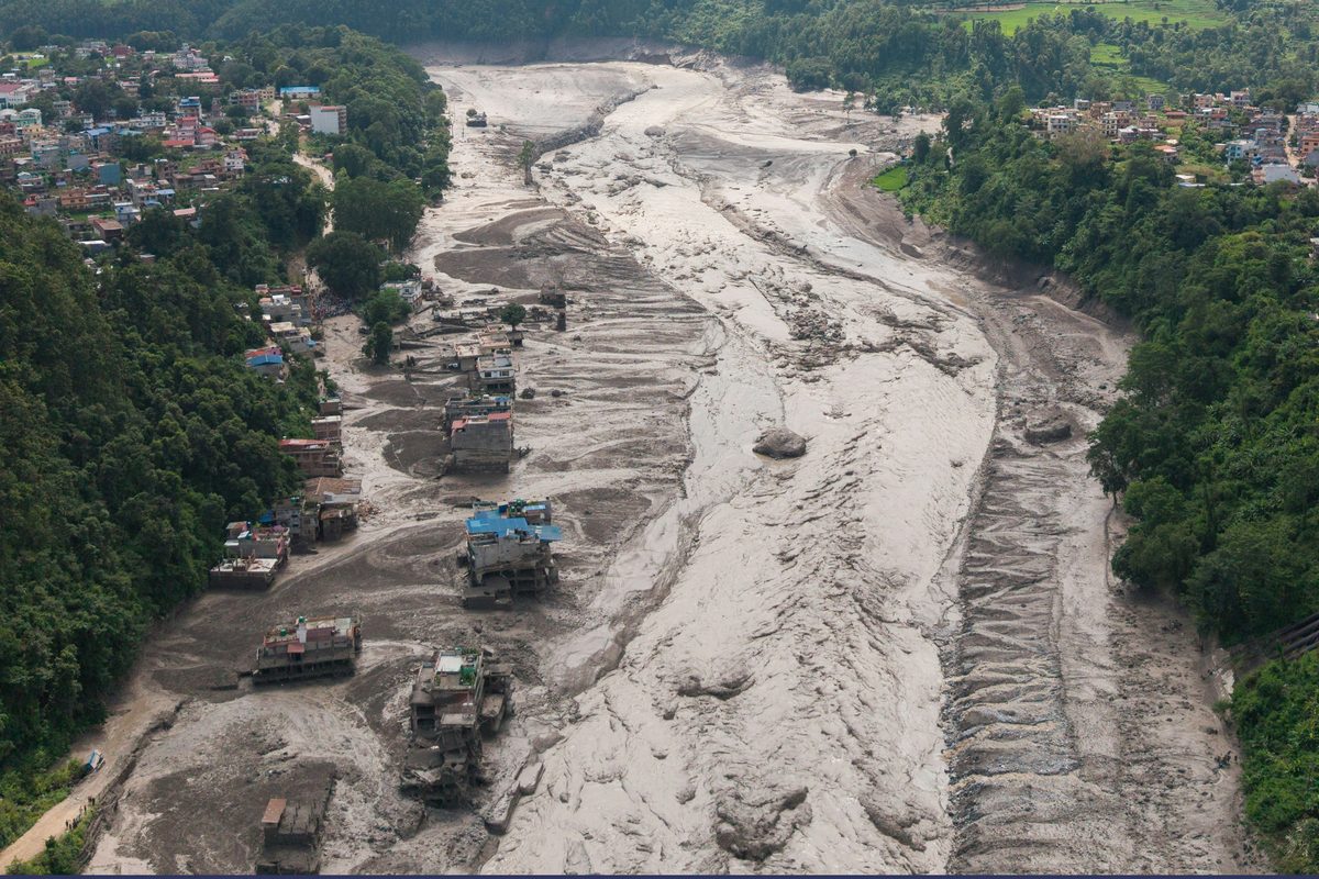 2026年8月26日，尼泊爾，圖為泥石流爆發後地面一片狼籍，房屋掛滿泥漿。（Reuters）