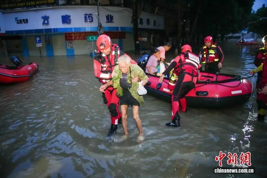 25日3時10分，龍州縣城多條街道被洪水浸泡，各項救援工作持續有序進行。（中新網）