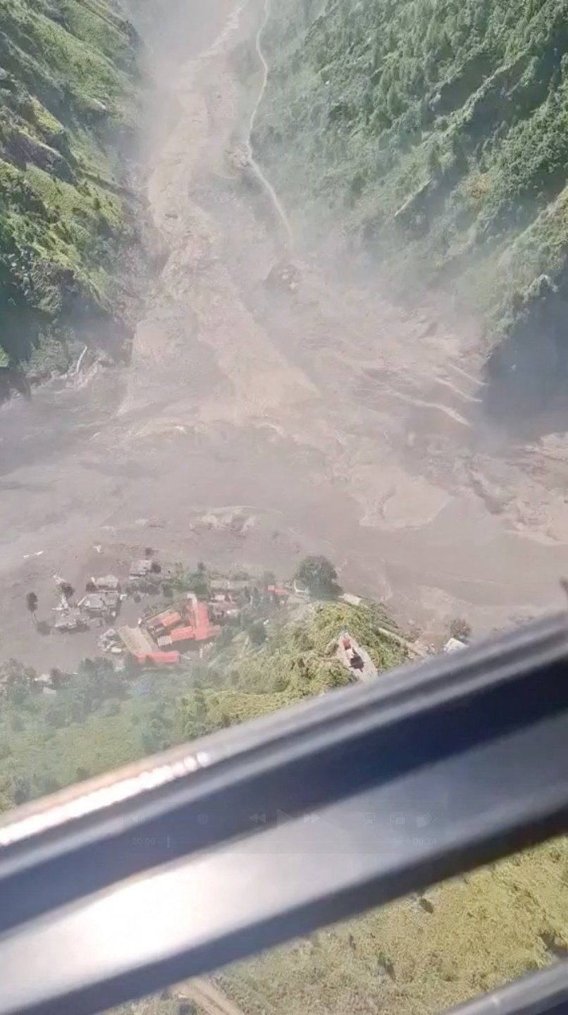 西藏泥石流|登山向导临危不乱救10人 另一队排队过关下落不明 4 2026年8月26日,尼泊爾拉蘇瓦山谷發生山洪暴發。(Reuters)