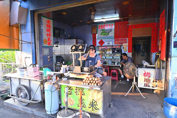▲▼老擔玉米地瓜的炭烤玉米與店面。（圖／《橘子狗愛吃糖》授權提供）