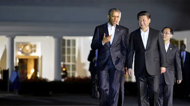 奥巴马（左）与习近平（右）从白宫西翼步行前往布莱尔宫途中交谈（24/9/2015）
