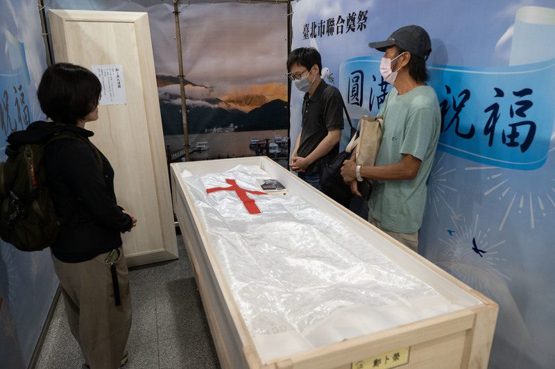 卜派的後事由台北市聯合奠祭承辦。程家祿與其他友人前往悼念，並將卜派最常隨身攜帶的《親吻窮人》放入棺中，陪他一同入殮。（攝影／楊子磊）