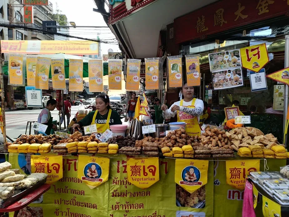 走进曼谷唐人街，街头巷尾随处可见斋食摊位。（郁雯提供）