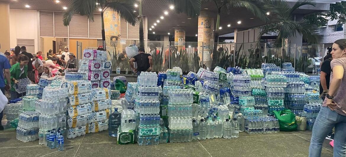 哥伦比亚地震:120万人亟需援助,部分社区仍无法抵达 1 地震发生后,哥伦比亚卡利市一栋建筑物外堆放着大量瓶装水和救援物资。
