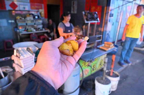 ▲▼老擔玉米地瓜的炭烤玉米與店面。（圖／《橘子狗愛吃糖》授權提供）