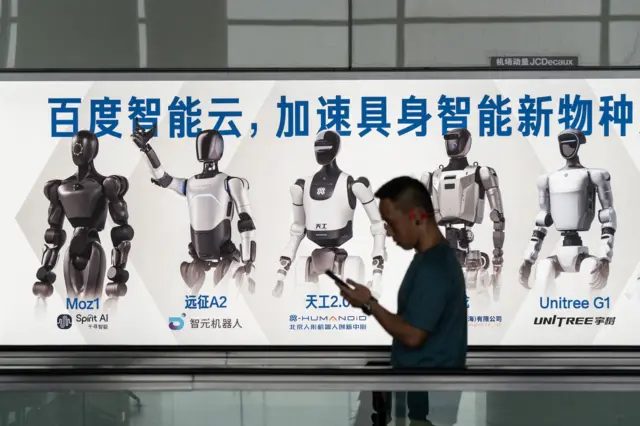 中美在AI领域竞争，图为上海虹桥机场的机器人广告