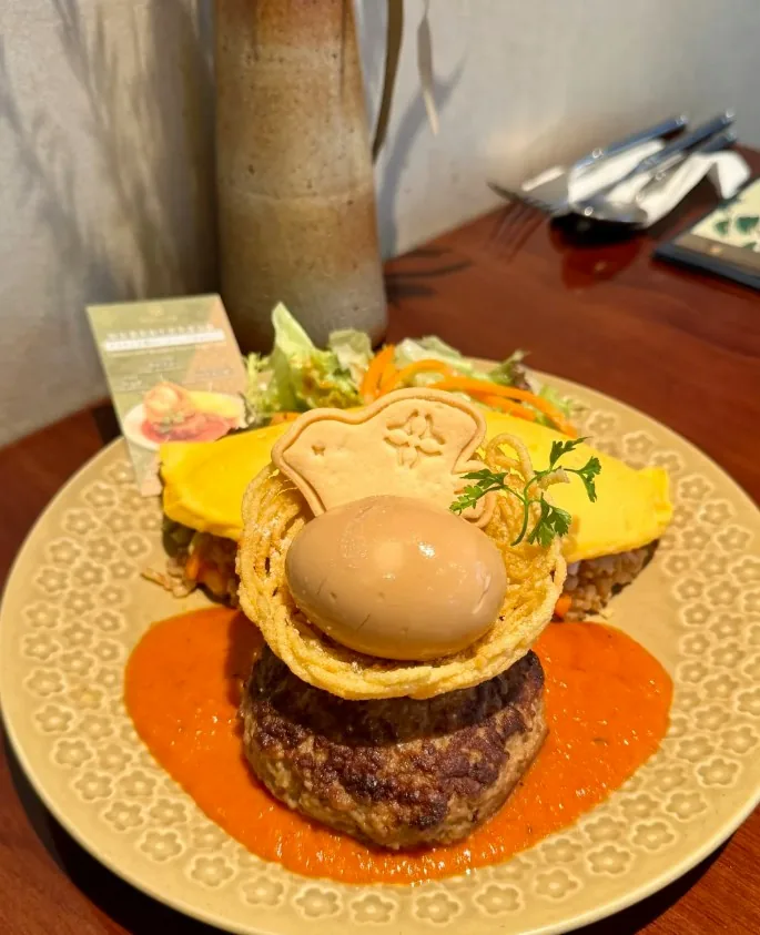 初夏飛燕和牛漢堡蛋包飯。（Konglui.food@小紅書）