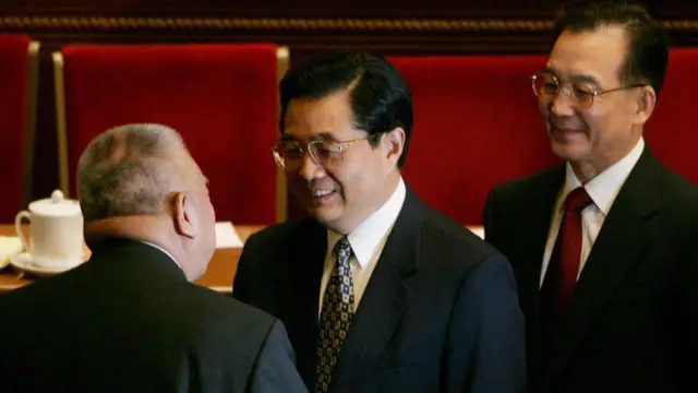 董建华（左）在北京人民大会堂内与胡锦涛（中）、温家宝（右）寒暄（12/3/2005）