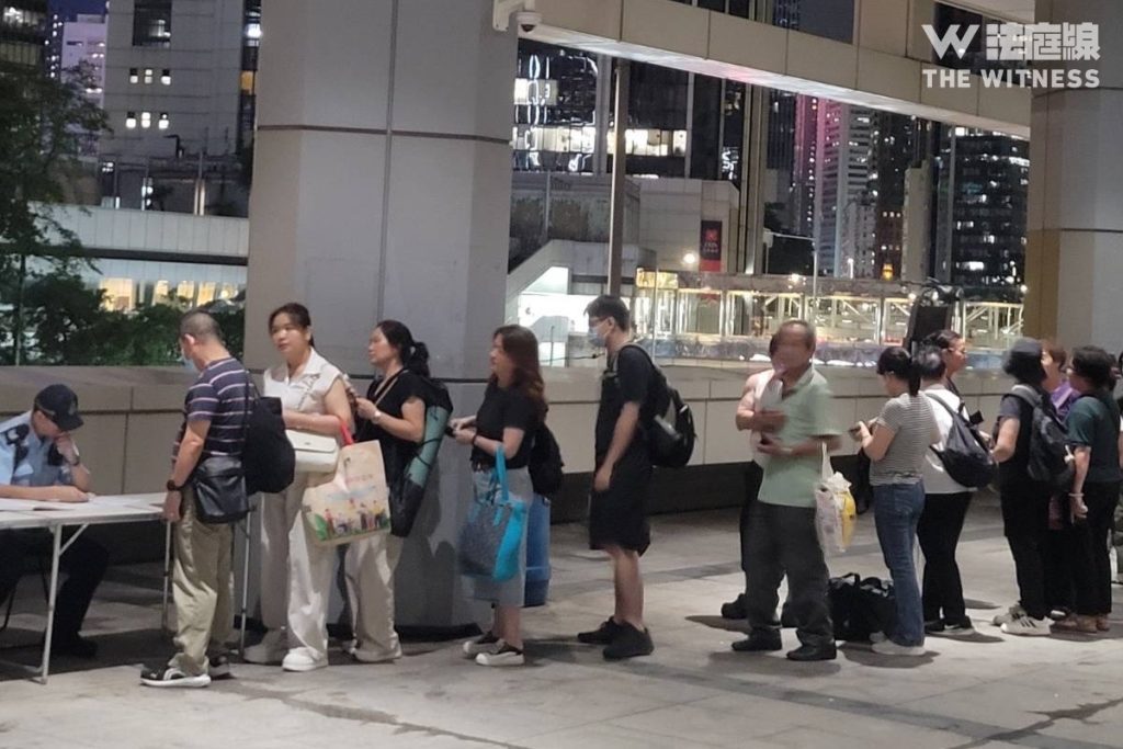 实时更新|黄之锋被控串谋勾结今答辩判刑 逾30人通宵排队轮候旁听筹 6 89604b7e44369bff2d41b723af8b13a2fcd06f02916339a2bc28cb51f53b1590 article