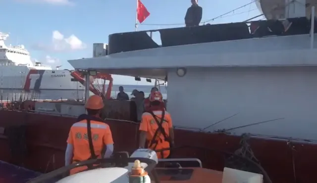 10月初，台湾海巡署在东沙岛东方27浬海域发现两艘中国籍渔船违法下锚作业，海巡署随即派艇前往，并透过广播予以驱离。
