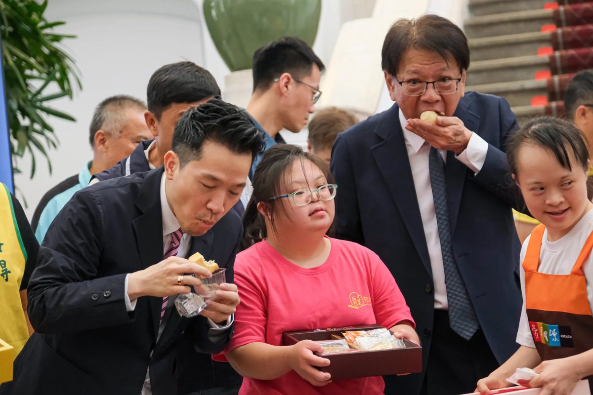 每年编的弱势预算去哪了?府方拿国务机要费买月饼 谢寒冰轰:证明在野砍得有理 1 20260820-「好事成圓,全民挺公益,讓中秋的愛不刪減」記者會20日於總統府舉行,圖為總統府副秘書長何志偉(左)、總統府秘書長潘孟安(右)一起品嚐餅乾。(劉偉宏攝)