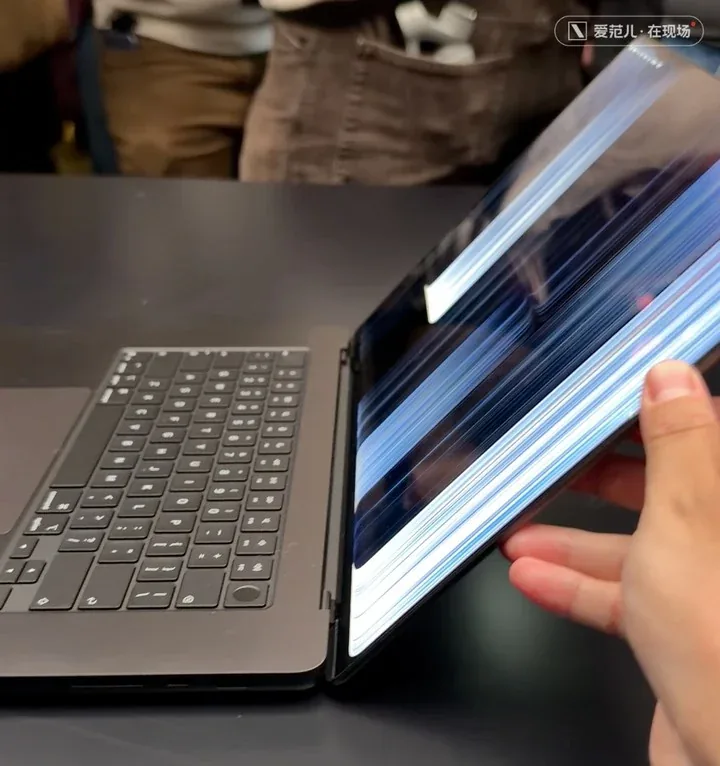 触屏 MacBook Pro 上手:机身减重,发光苹果标回归,转轴没到「很稳」 5 89dcb54a9e193dfeda6edf69447c8363c95190715b9f8ed885ed8c32927313c1 article