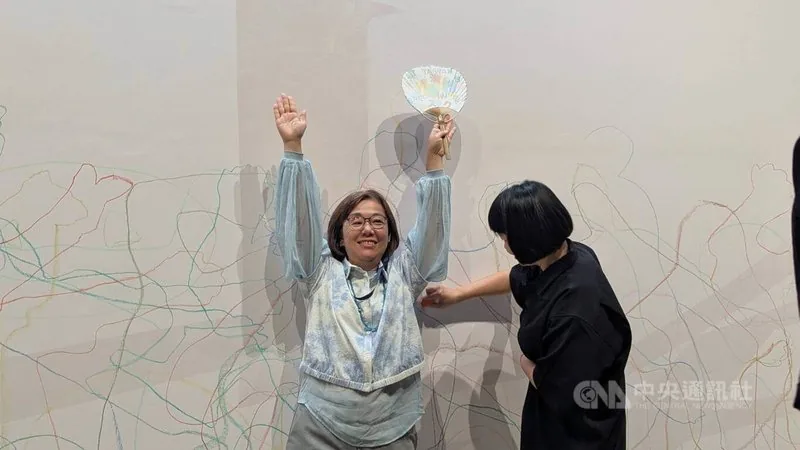 「台湾光谱」展返台展出 李远蜡笔留身影盼成洋流 1 「台灣光譜」展8日起在台南國家美術館展出,文化部政務次長王時思(左)7日提前體驗互動作品「寫生,島的姿態」。中央社記者王寶兒攝 115年10月7日