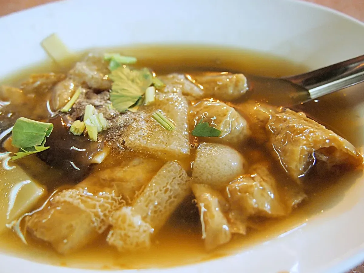 素鱼鳔羹以竹笙和香菇熬煮，汤头浓郁鲜美。（郁雯提供）