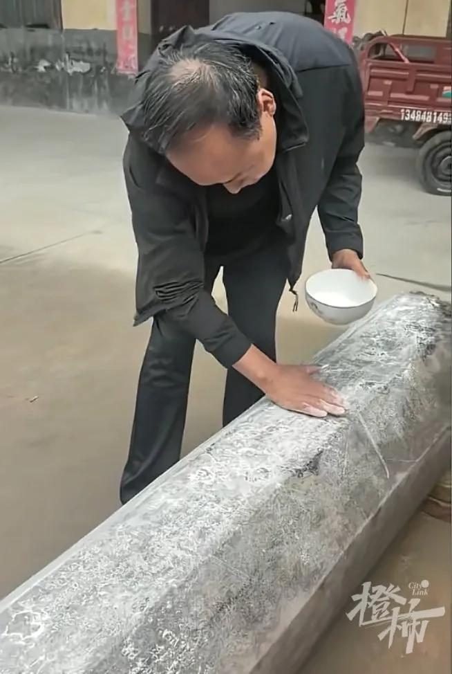 西安村民在菜地裡挖出800年前大石柱，菜地主人說，這些年有人偷偷來這裡尋寶過。圖／取材自極目新聞