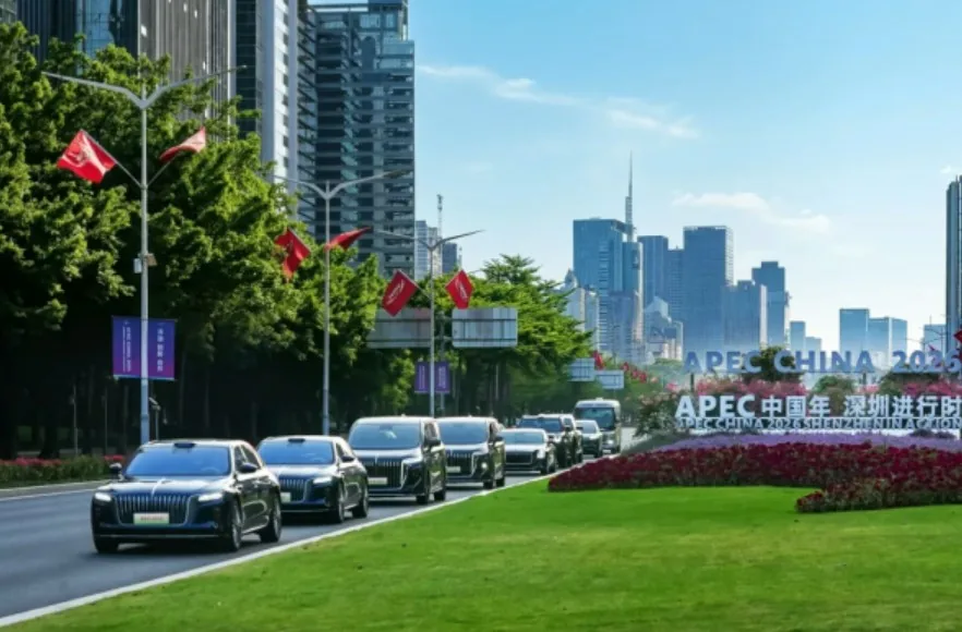 告别平治别克 深圳APEC国宾车换国产 红旗比亚迪交付近1400辆车 4 中國一汽紅旗品牌向 APEC 籌委會正式交付近700輛官方指定用車。(中國吉林網)