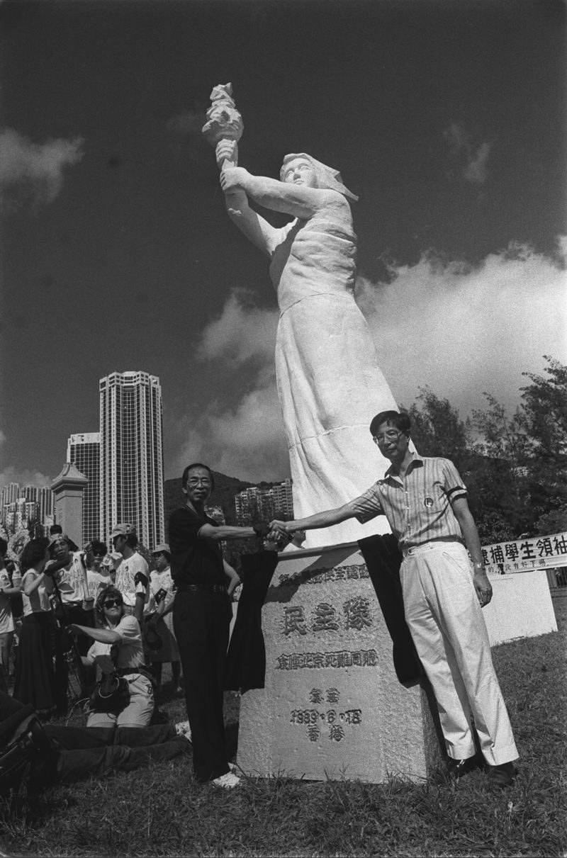 1989年6月18日，當時的香港立法局議員李柱銘（右）與支聯會主席司徒華（左，2011年逝世）出席在維多利亞公園舉行的民主女神像複製品揭幕儀式。（攝影／Sam Chan／南華早報／Getty Images）