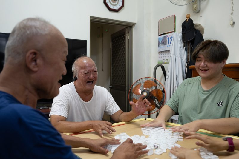 沙利窦迈药害60年 台湾3位「沙儿」的生命故事 10 小杰(右)週末一定由新竹陽明交大回到南投集集。打麻將是家人相聚的形式之一,沈宗德(中)贏了牌,相當開心。(攝影/謝佩穎)