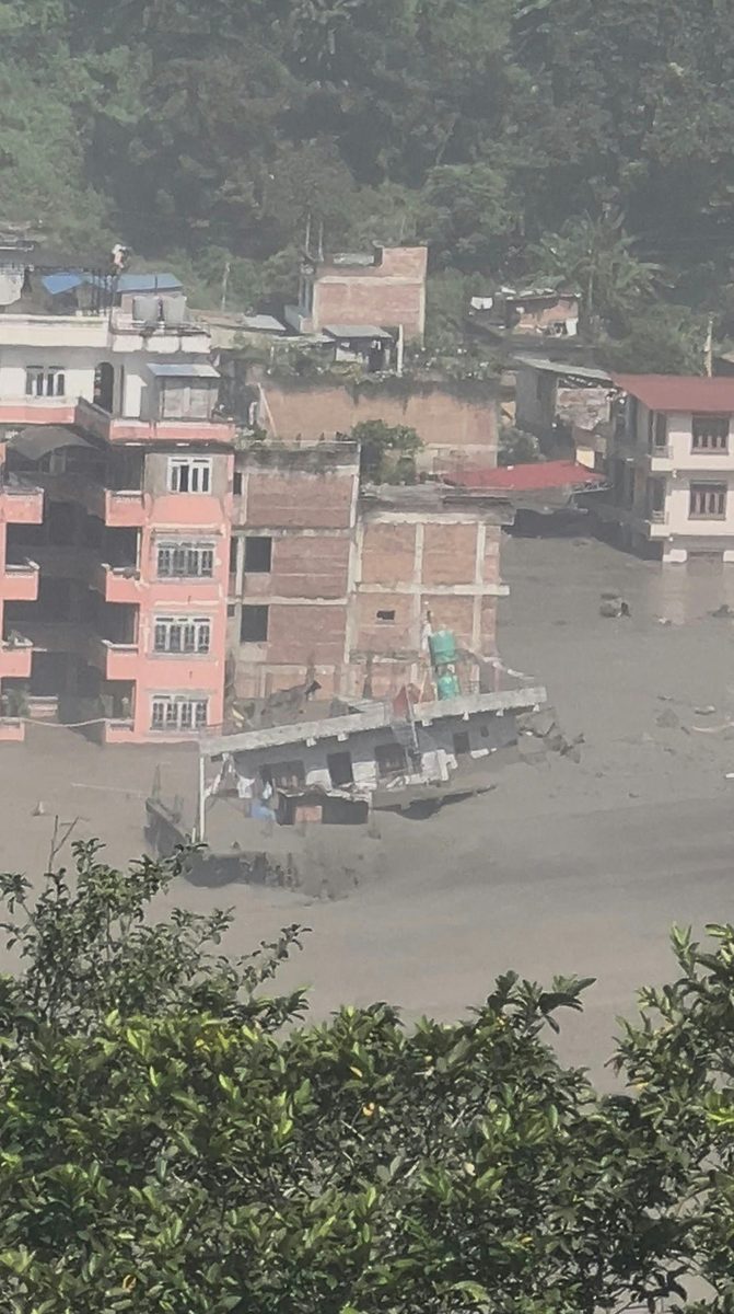 2026年8月26日，尼泊爾努瓦科特地區發生突發洪水，河岸邊部分建築物被淹沒。（Reuters）