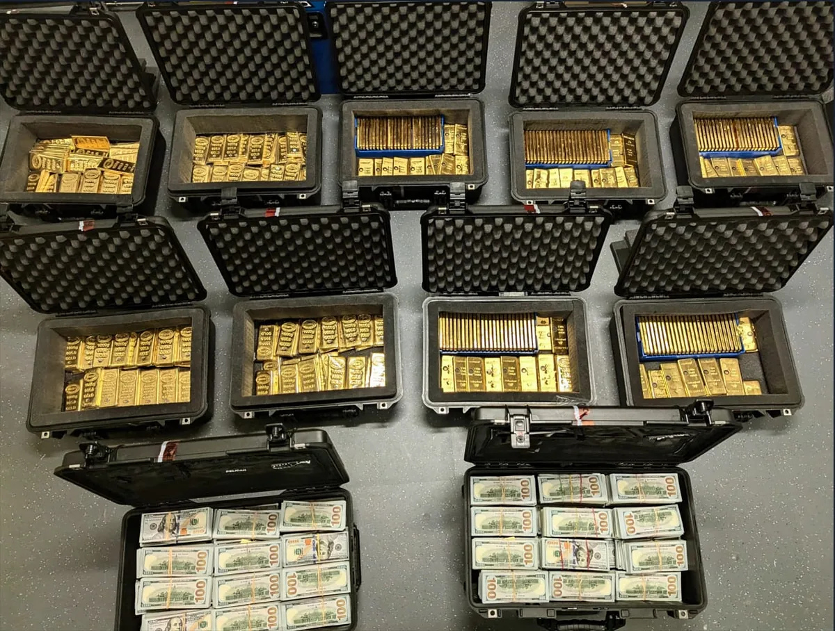 调查人员从拉什家中查扣的金条和现金