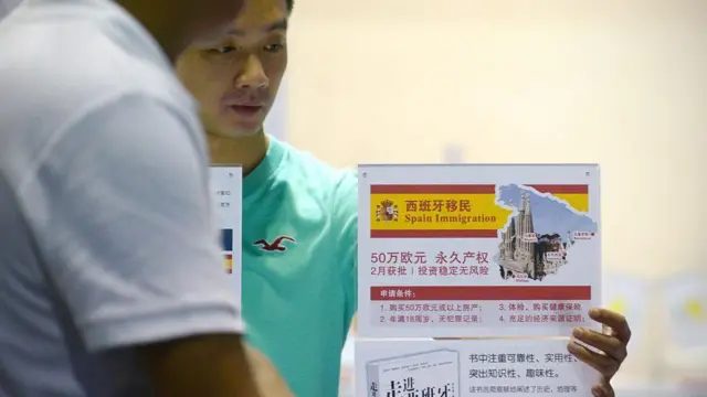2014年7月4日，北京房地产投资公司的代理人在海外房地产与移民展会上等待投资者。