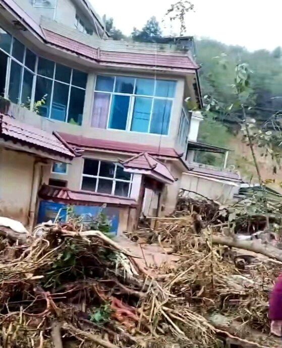 雲南鳳慶縣鳳山鎮23日受強降雨影響發生地質災害，當地已啟動3級應急響應。圖／取自新浪財經