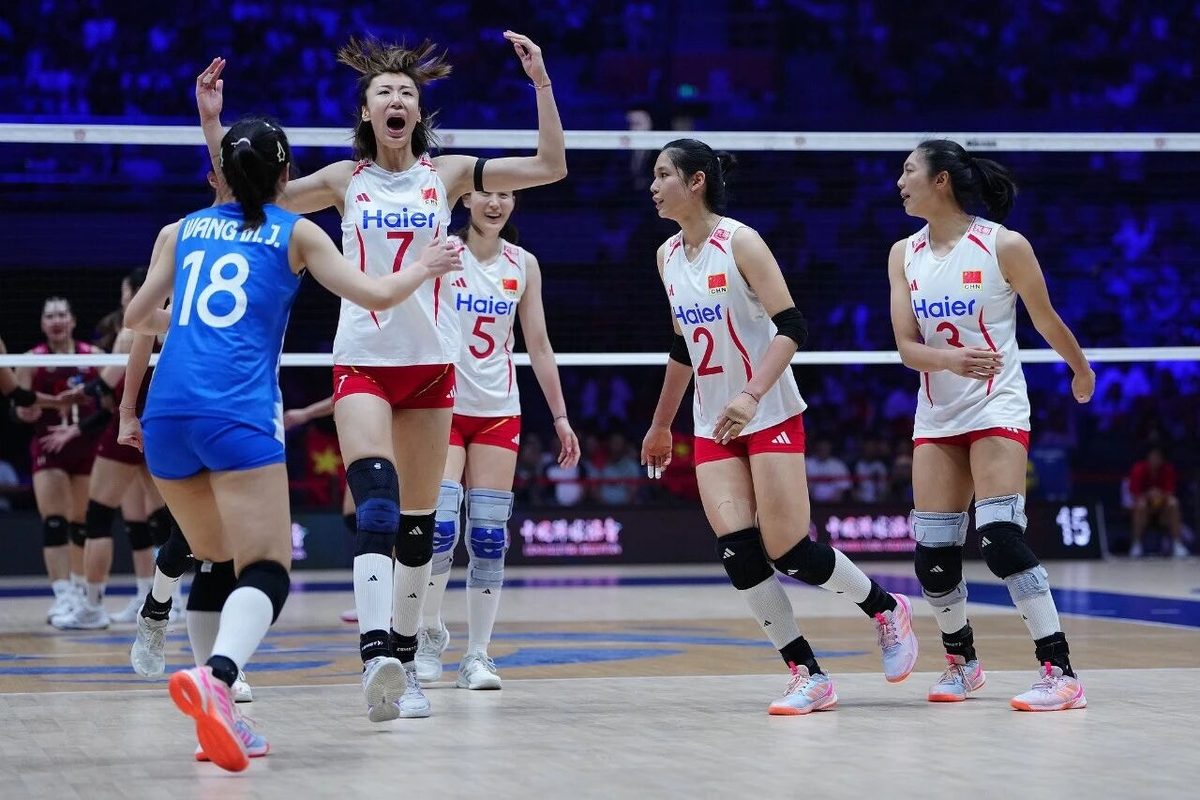 中国女排决胜局遭泰国逆转夺亚军 无缘直通奥运 3 中國女排在以20比25先失一局的情況下,以25比11、25比23連扳兩城,一度以大比分2比1領先。(央視體育)