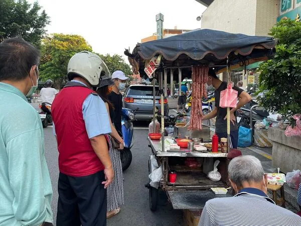 老夫妻摆摊卖炭烤香肠养瘫痪儿 汁多不油腻,蒜头请酌量拿 3 ▲▼新竹城隍廟婆婆炭烤香腸的烤香腸、糯米腸與大腸包小腸。(圖/《陳小可的吃喝玩樂》授權提供)