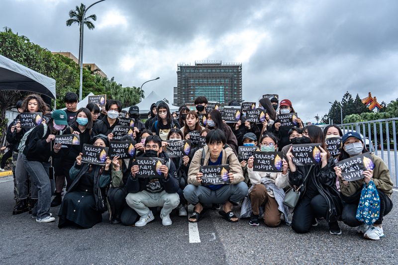 2023年12月3日，為表達對政府開放印度移工的疑慮， 經由匿名網路平台串連的民眾，在凱達格蘭大道舉辦集會表達「反對增加新移工國」的訴求。（攝影／陳曉威／資料照片）