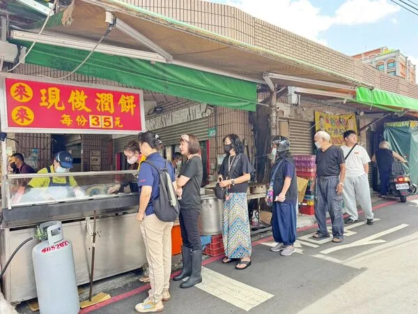 ▲▼鶯歌來來現做潤餅的現做潤餅。（圖／《Viviyu小世界》授權提供）