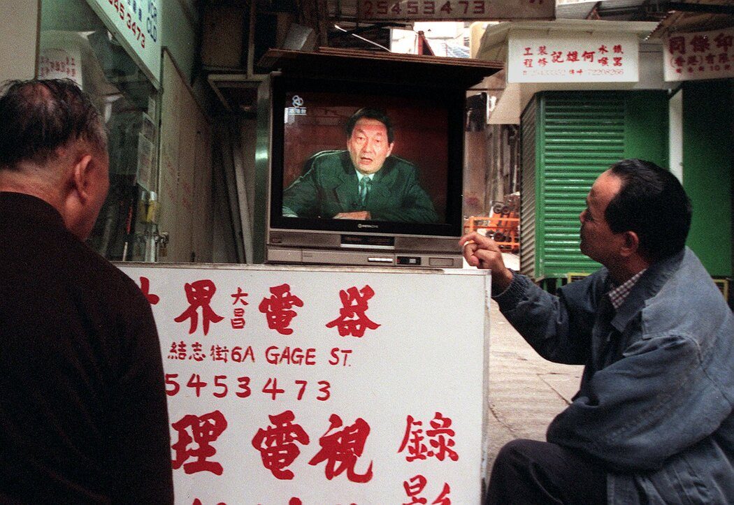 中国前总理朱镕基逝世:市场化改革和“入世”推手 5 1998年,香港民众观看电视上的朱镕基。