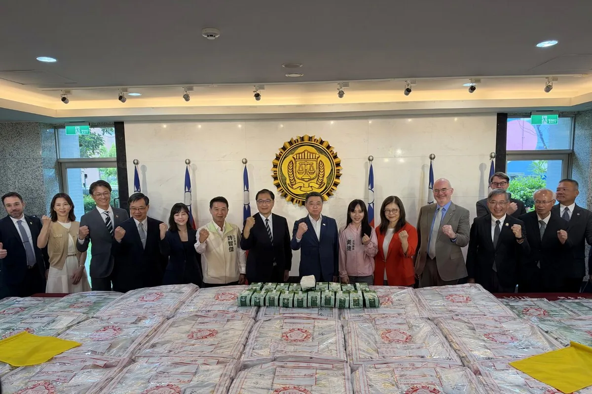 卓荣泰与谷立言10月17日在高雄出席帝诗号走私案记者会。