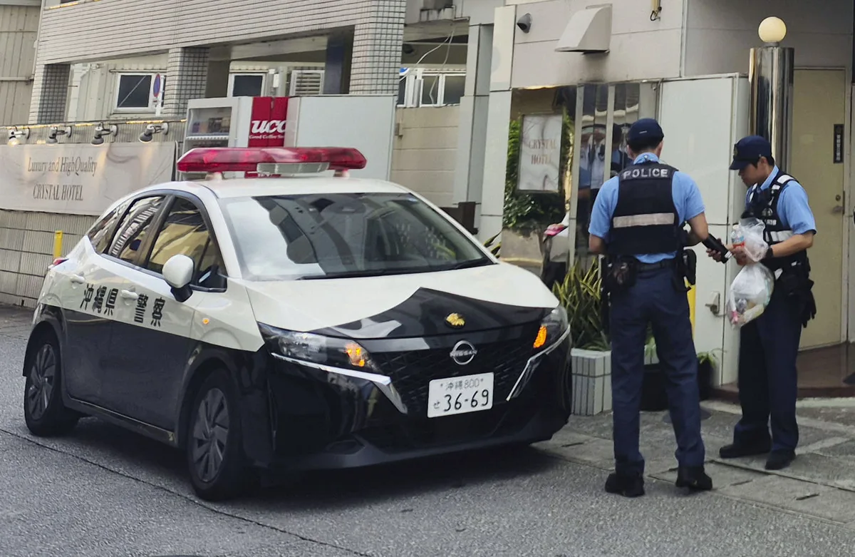 警察在那霸市案发现场附近搜查