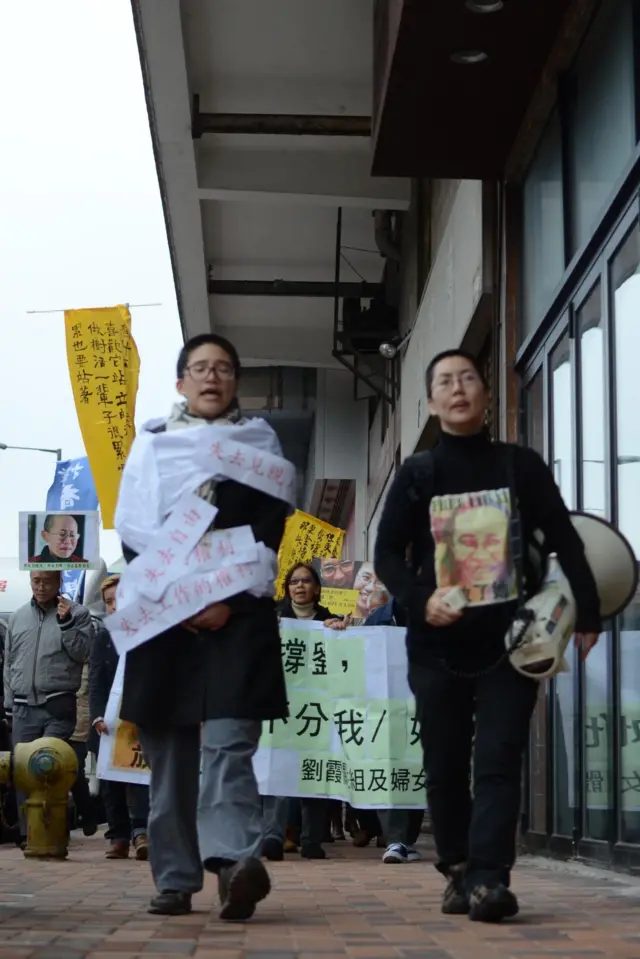 2014年3月8日妇女节，“刘霞关注组”成员到香港中联办门外示威，呼吁中国当局释放刘霞。图为邹幸彤及刘家仪。