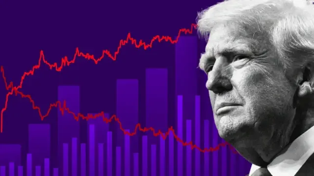 美国中期选举:特朗普支持率约37%,众议院仅21个选区势均力敌 1 图表显示一个风格化图表,配有紫色柱状图,以及两条沿图像朝相反方向移动的红色趋势线。画面右侧是一幅唐纳德·特朗普的黑白特写肖像。图像采用深紫色背景。