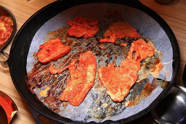 ▲▼豬先生韓式燒肉鍋物吃到飽的環境與餐點。（圖／《UPSSMILE向上的微笑萍子》授權提供）