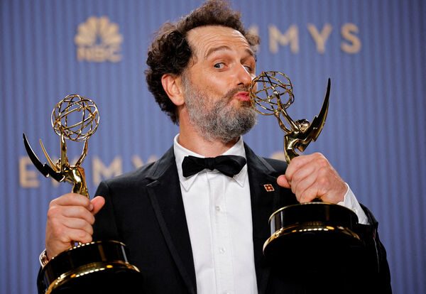 ▲馬修瑞斯（Matthew Rhys）以《寡婦灣》（Widow`s Bay）奪下喜劇類最佳男主角，同時憑藉《心中的野獸》（The Beast in Me）奪得迷你影集或電視電影最佳男主角。（圖／路透）