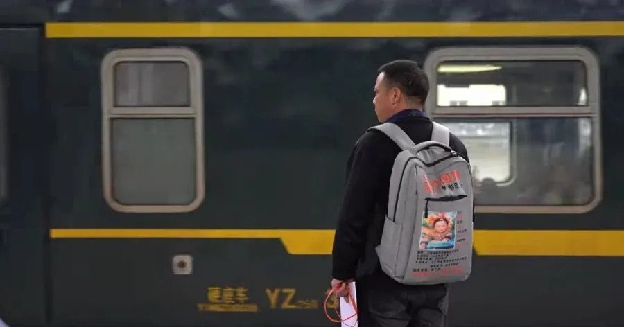 尋子路上奔波的鐘丁酉。（大河報）