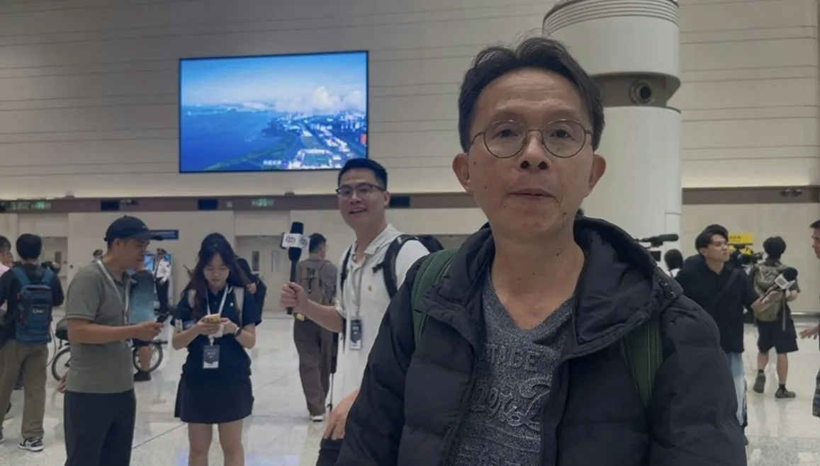 新皇岗口岸直击|港人大赞过关「快靓正」 中六生:以为系商场 4 香港市民林先生。(許靖雯攝)