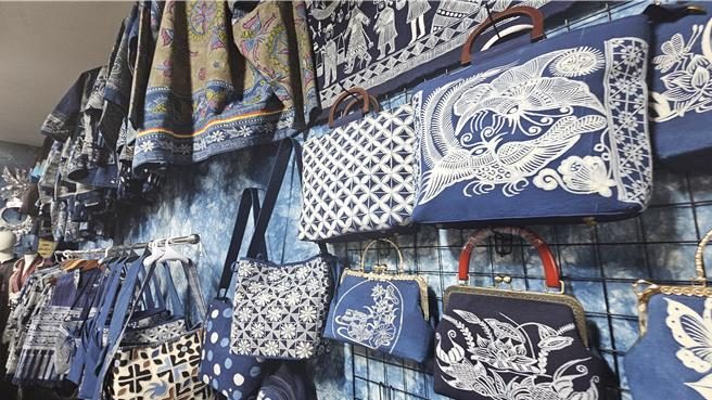 貴州「村T」發展催生當地的非遺集市園區，將苗族文化如老繡、銀飾、刺繡、蠟染展現出來，也加強了「指尖經濟」。（吳泓勳攝）
