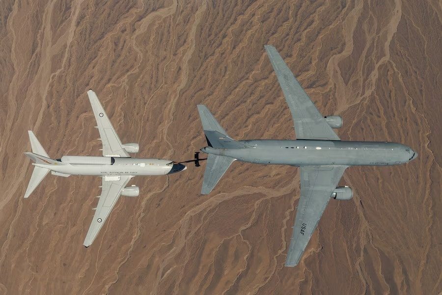 揭中国舰载机3种海上空中加油战术 空警-600为何不具备这能力? 8 服役於美國空軍的E-7預警機正在空中加油。(美國空軍官網)