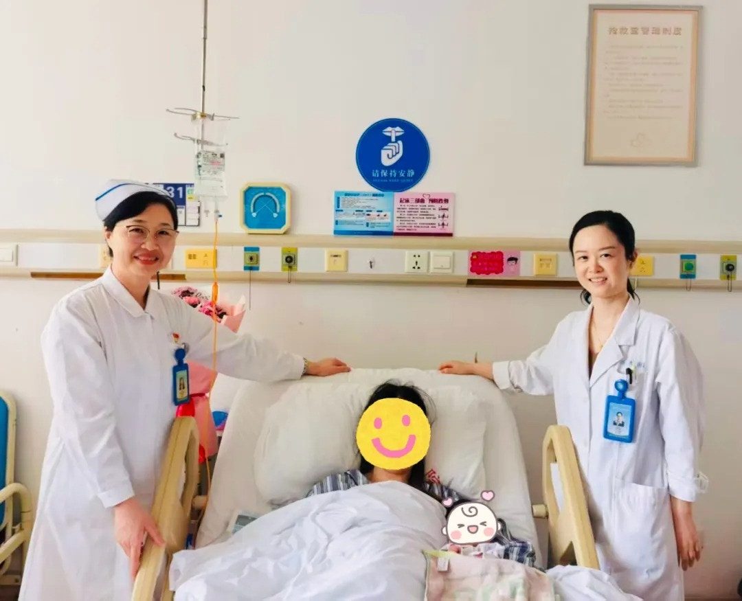 正月初六早上，手術開始了。「這類心臟病產婦，分娩過程中任何細微的血壓波動都可能引發嚴重後果。」徐雲釗主刀，當天10點32分，一名體重2800克、發育成熟的女嬰順利娩出。（人民日報）