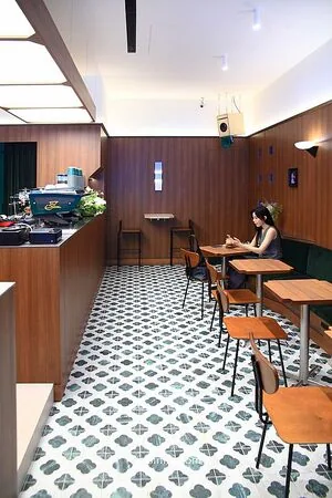 ▲▼Caffè Fortuna走木質調風格，也是寵物友善咖啡廳。（圖／《UPSSMILE向上的微笑萍子》授權提供）