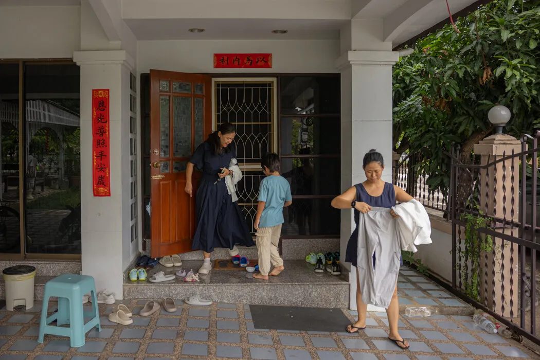 一名锡安教会被捕牧师妻子的流亡、煎熬与信仰 4 耿朋朋和约翰在一位朋友陪同下出门去教会。